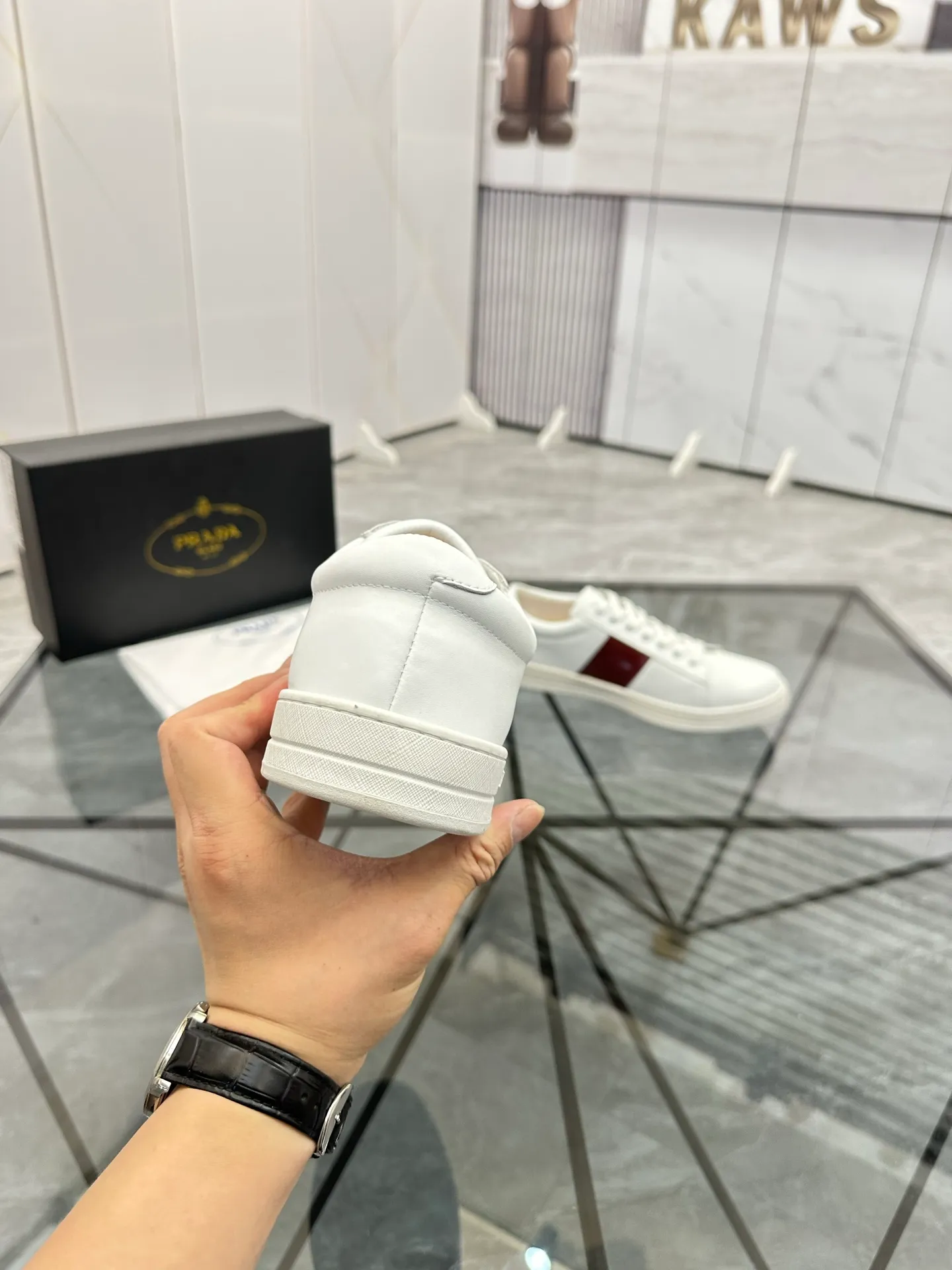 Men's shoes: 💰P400¥ Product trademark: Prada *"Prada*" low-top casual shoes Regular size: 38-44 (can be customized to 45) Product materials: imported cowhide upper, sheepskin lining, original outsole. Number: 020